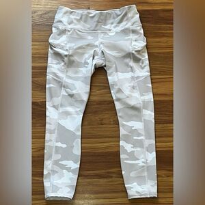 Athleta Contender 7/8 leggings Gray/grey camouflage print Size S
